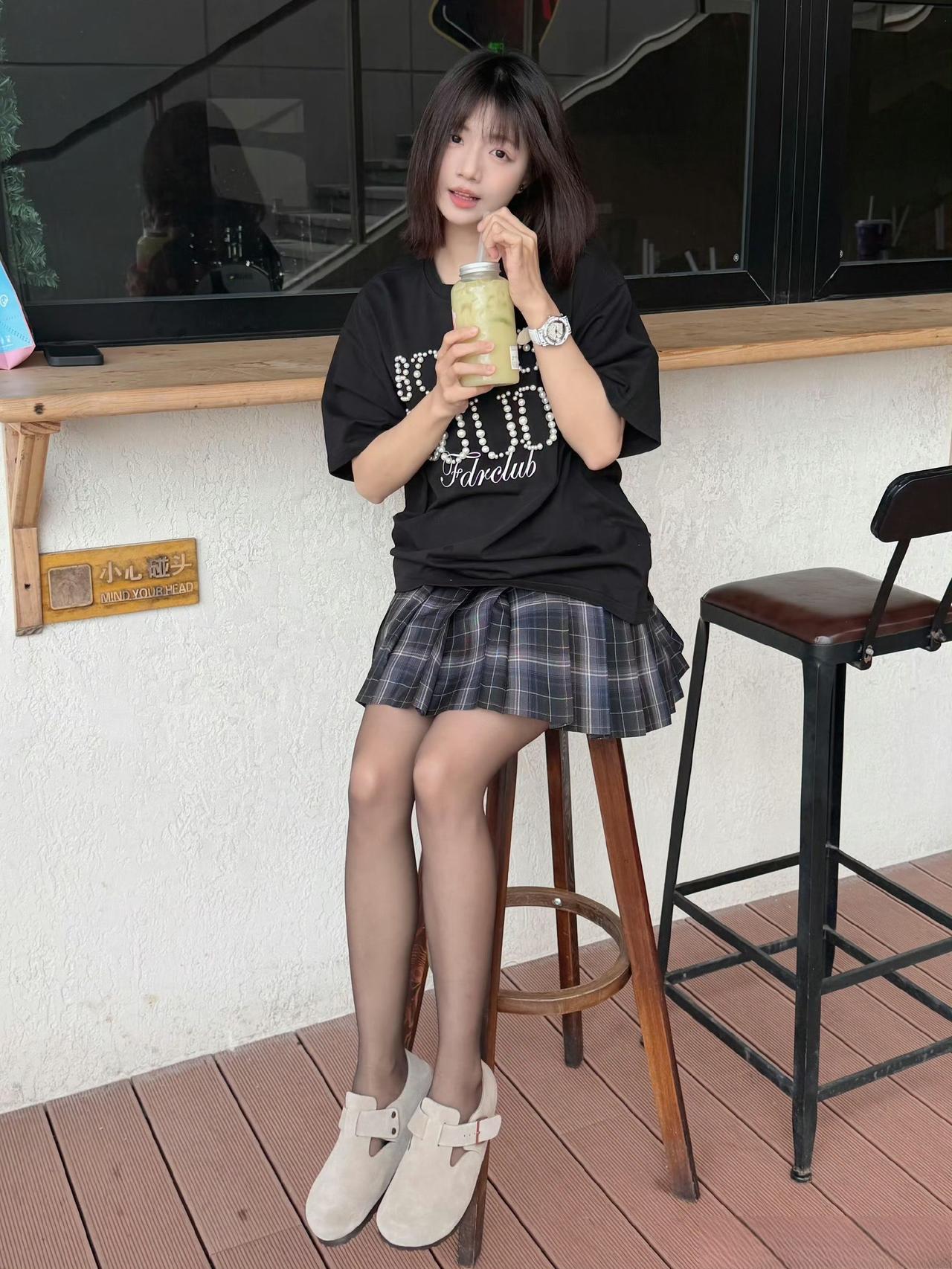 这套是“甜酷休闲风”穿搭，松弛感和少女感都很足：
 
- 上衣选了黑色overs