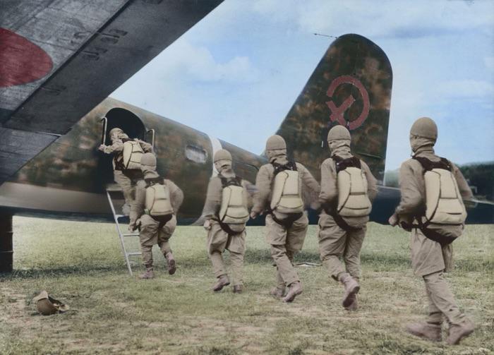 1942年2月，日寇空降部队正登上百式运输机，怎么头头裹得像乌龟似的？这是要送往