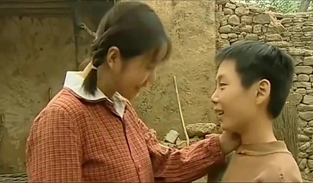 有客户要来审厂，这几天各个部门都在整理整顿。
平时堆放的货物，办公区域的一些桌面