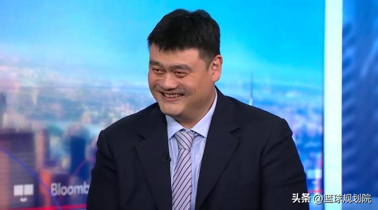 姚明做客彭博社，谈到中国篮球的发展！

彭博社首先对姚明恭维了一番，谈到了姚明是