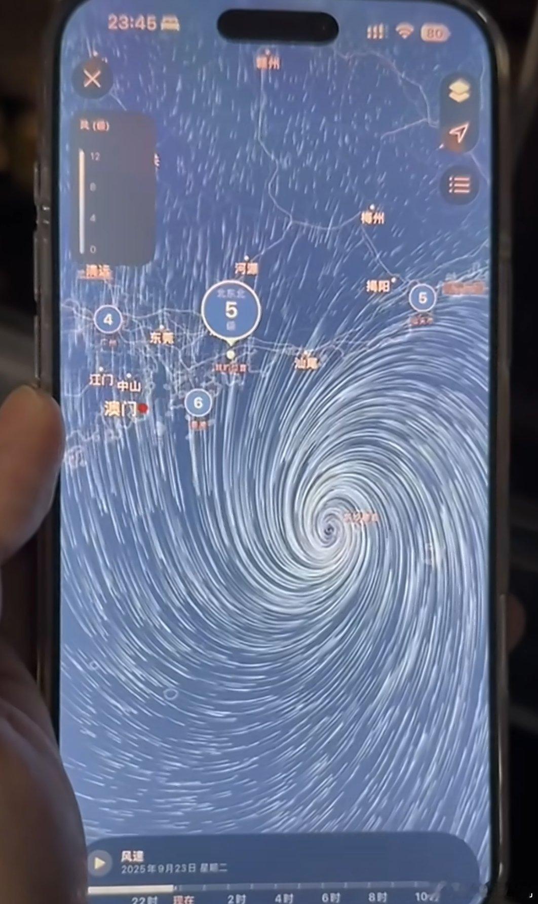 iPhone自带台风追踪功能iOS18以上天气APP自带的，点开后右上角选择风就