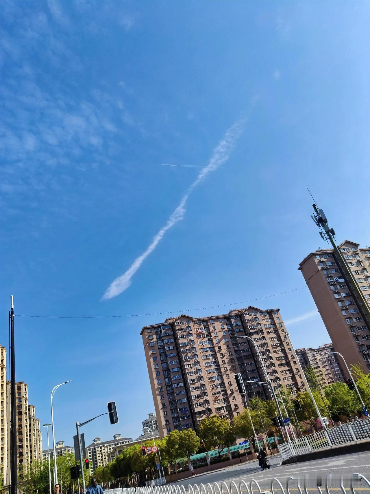 预报今天有雨，但早上看天空，似乎万里无云。只有一长条白色的云孤零零地挂在蔚蓝色天