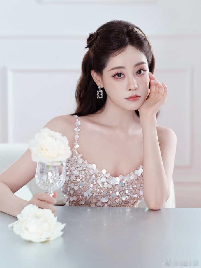 晚宴上的公主祝绪丹 被祝绪丹惊艳到！RV晚宴造型优雅耐看，亮片裙闪耀夺目，甜妹气