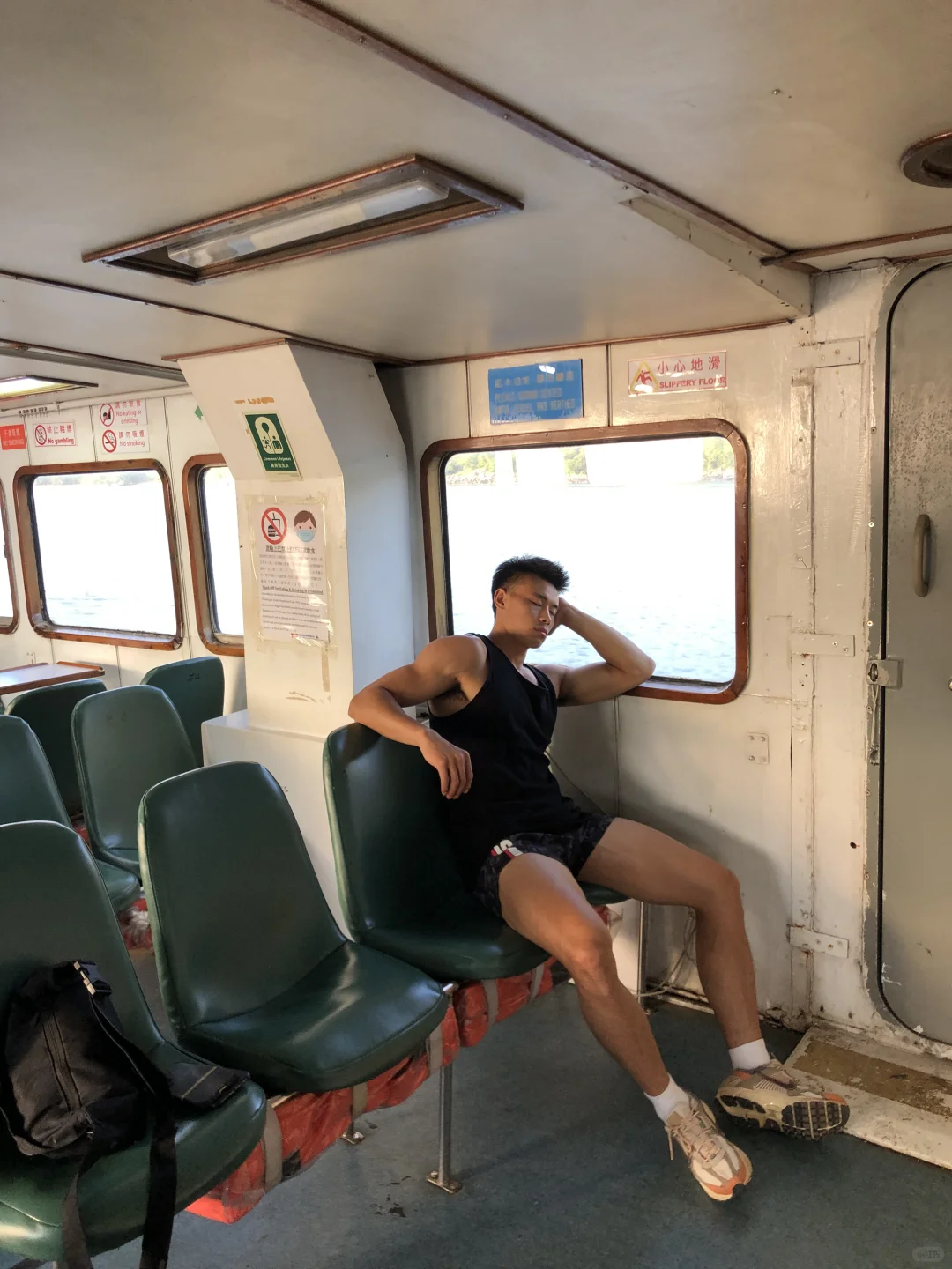 帮我判断这不过膝的黑皮到底是不是👭！