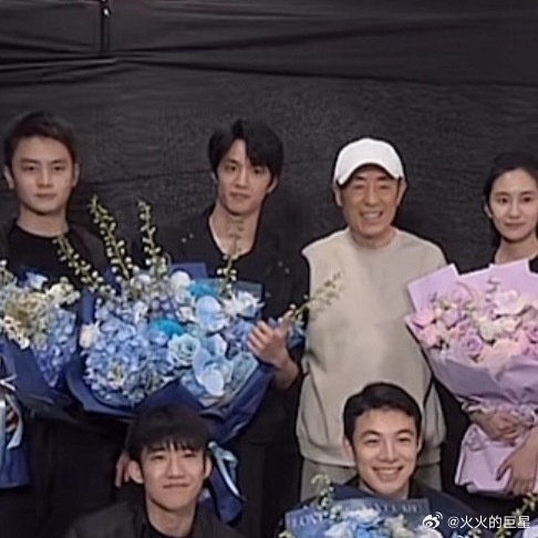 哇塞是杀青照刘耀文张艺谋惊蛰无声杀青合照刘耀文惊蛰无声杀青捧花照