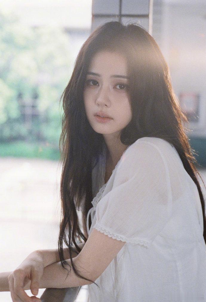 白鹿抽到严屹宽的礼物 以后白鹿也可以拿着这本本子记录生活，相当于收下一份温柔陪伴