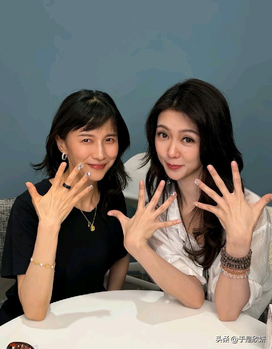 薛凯琪同框papi酱，状态惊艳全网！网友：一个冻龄少女，一个人间清醒
 
近日，