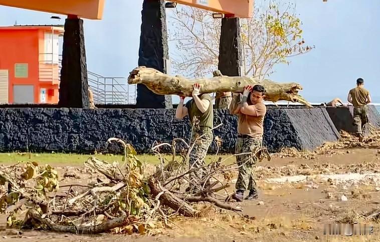 2026年4月，超强台风“森拉克”过境关岛后，海滩公园一片狼藉，美军官兵紧急投入