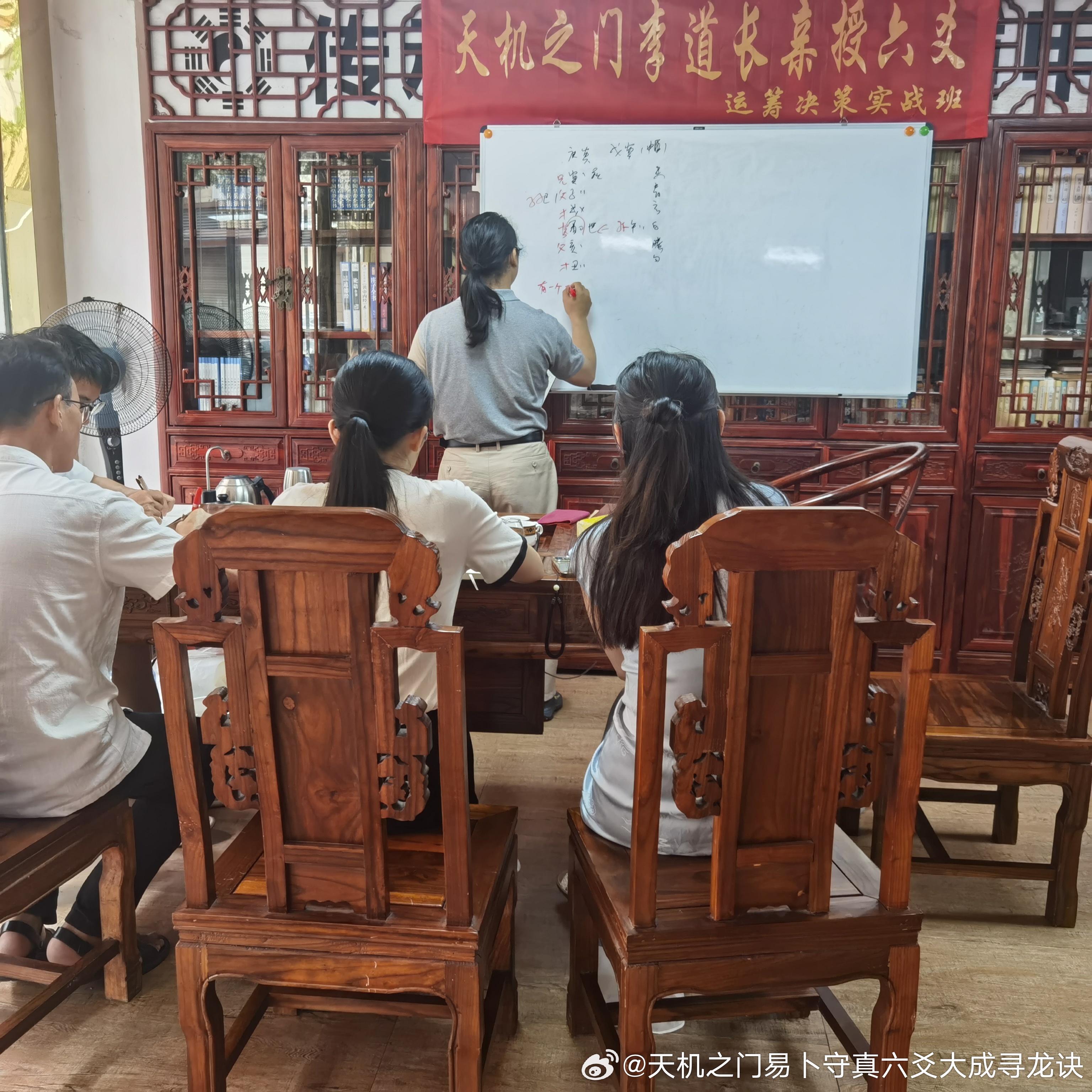 合作求财精准取用，分清朋友与外人合作吉凶很多人求财失利、合作亏损，根源是取用错误