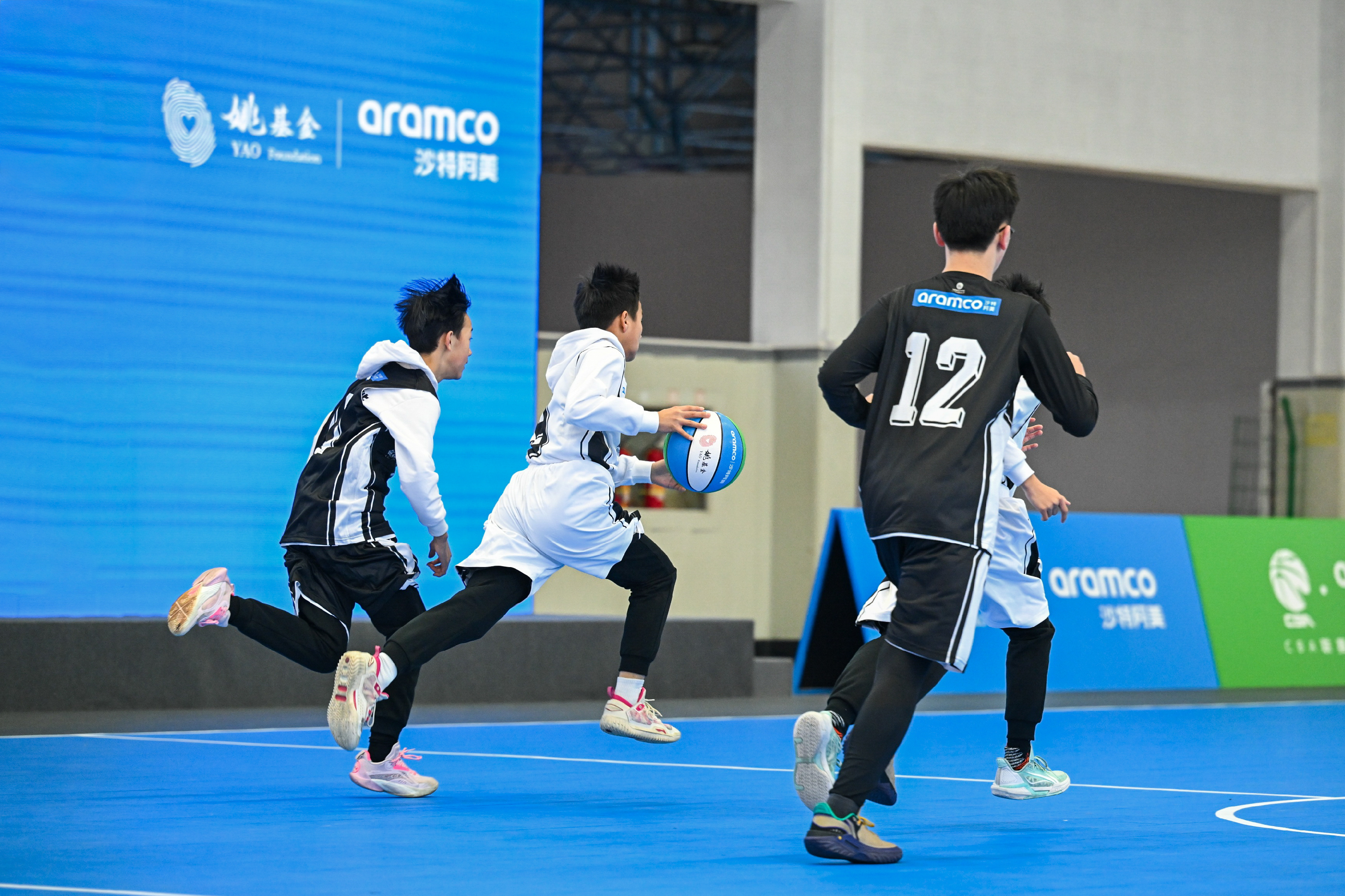 在诸暨海亮融爱园，“投入新可能”公益球场正式启用啦！🏀这次，沙特阿美携手和CB