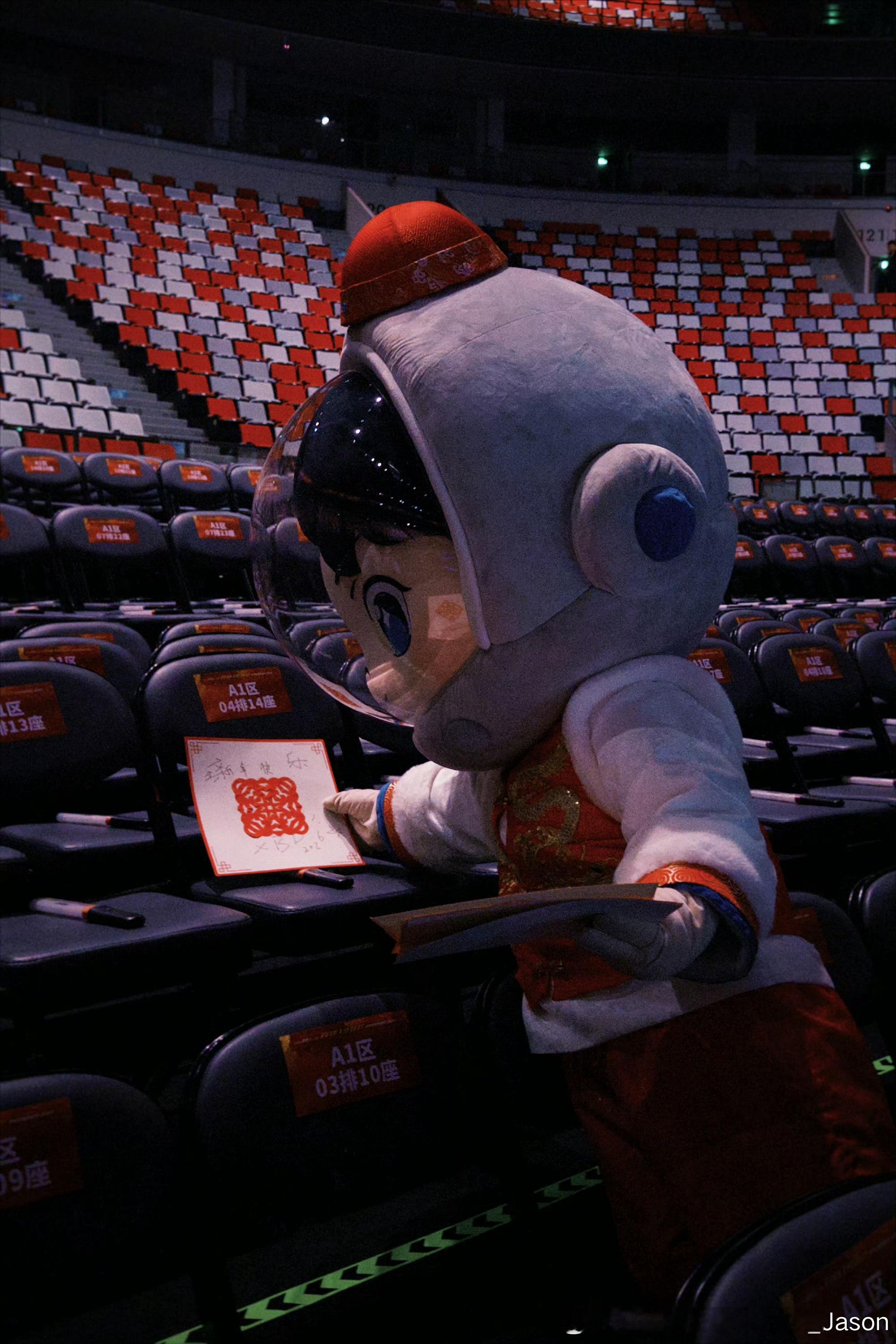 斗斗就这么费劲吧啦的放在了下一排的座位上 