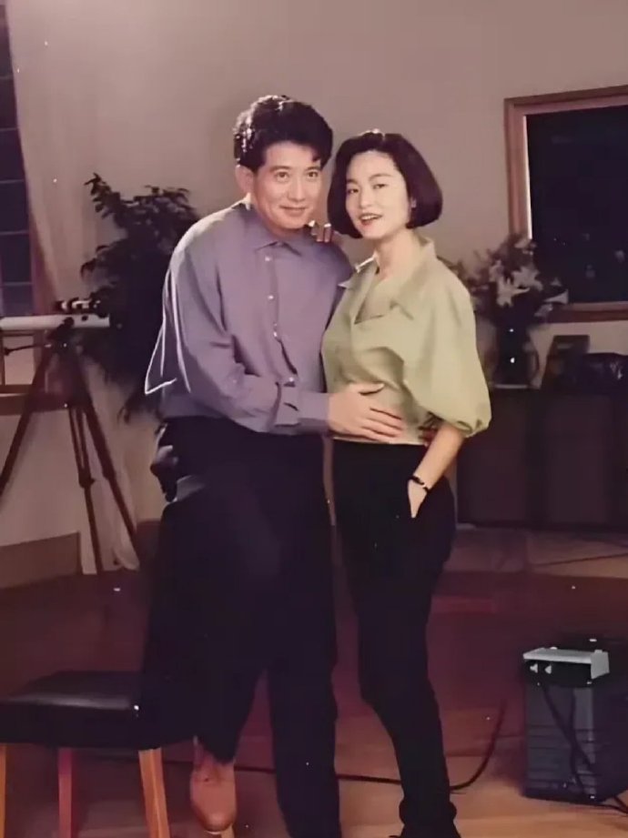 拍摄于1990的照片，那时候两人好恩爱，俊男美女，可惜了，郎才女貌最终也没能终成