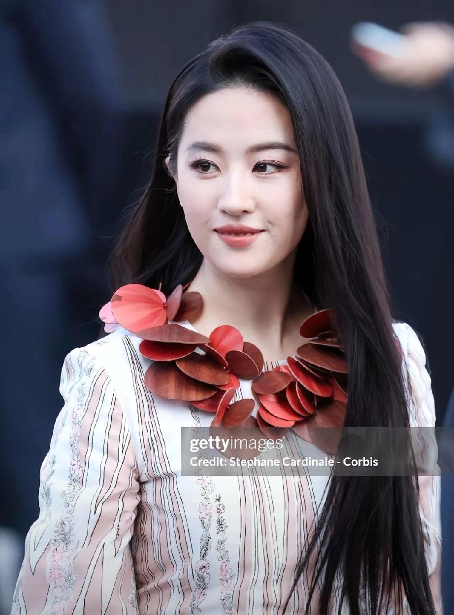 巴黎时装周LV大秀G社出图！刘亦菲Lisa周冬雨全智贤状态拉满
 
   巴黎时