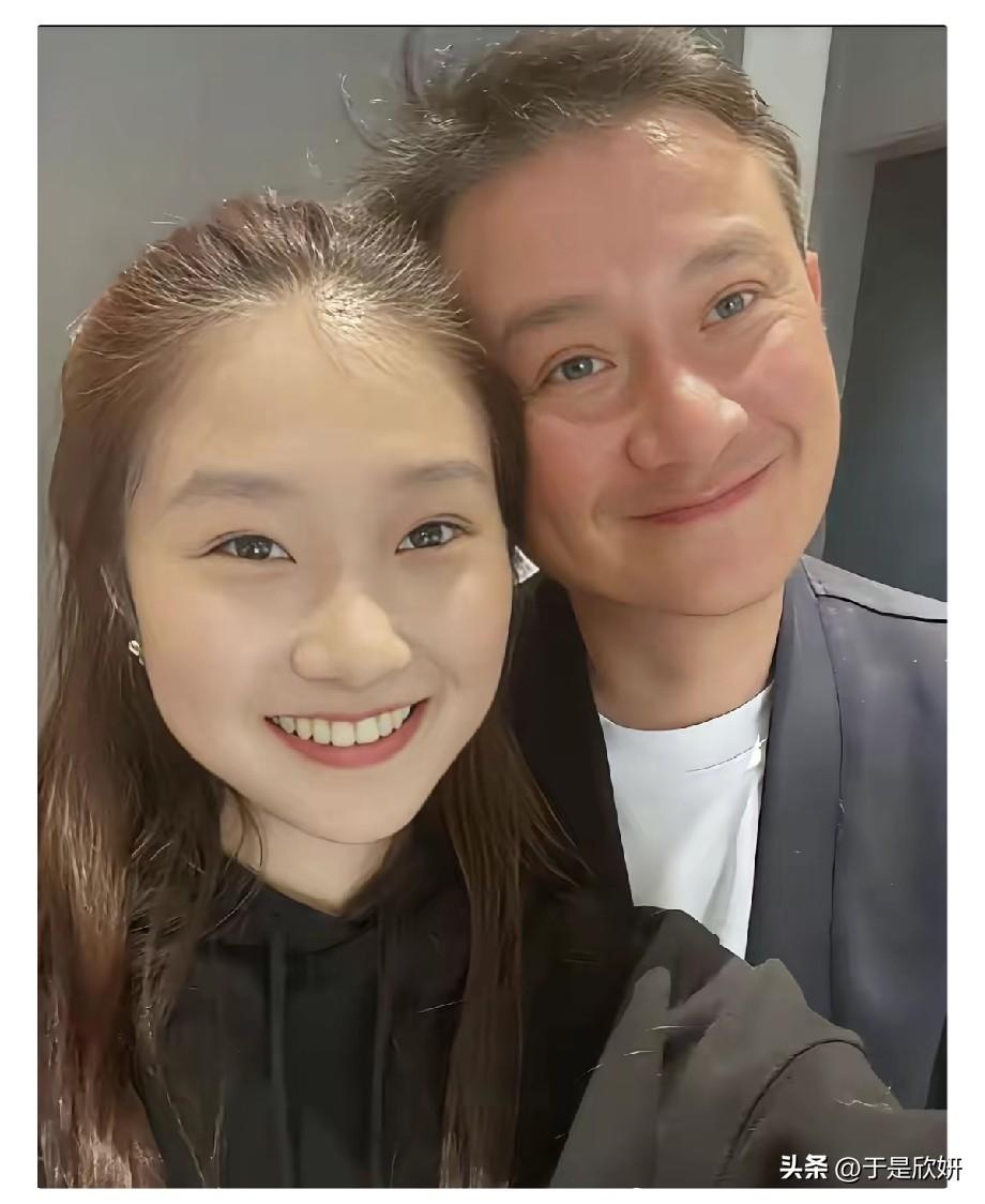 文章与17岁女儿文君竹温馨同框！父女五官高度相似，笑容温柔氛围感拉满
 
马伊琍