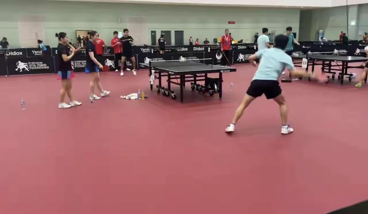 【训练馆资源紧张，韩国球员旁观林诗栋练球】塔什干亚锦赛训练馆内球台紧张，多支队伍