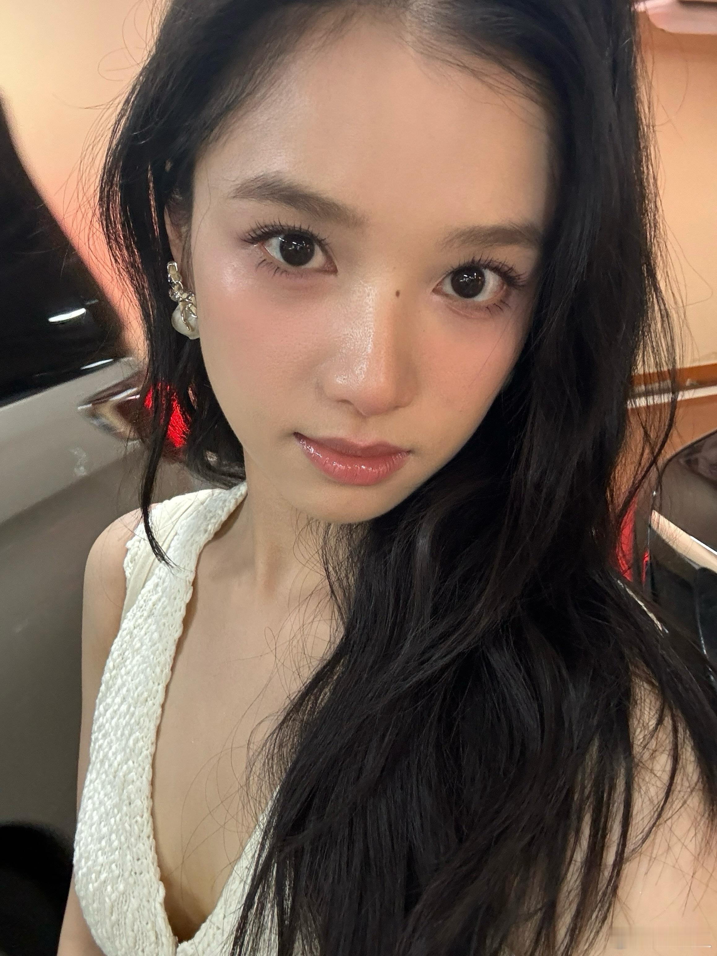 #张婧仪告别六月plog# 张婧仪最新plog🈶是喜欢分享生活的小张~怼脸自拍