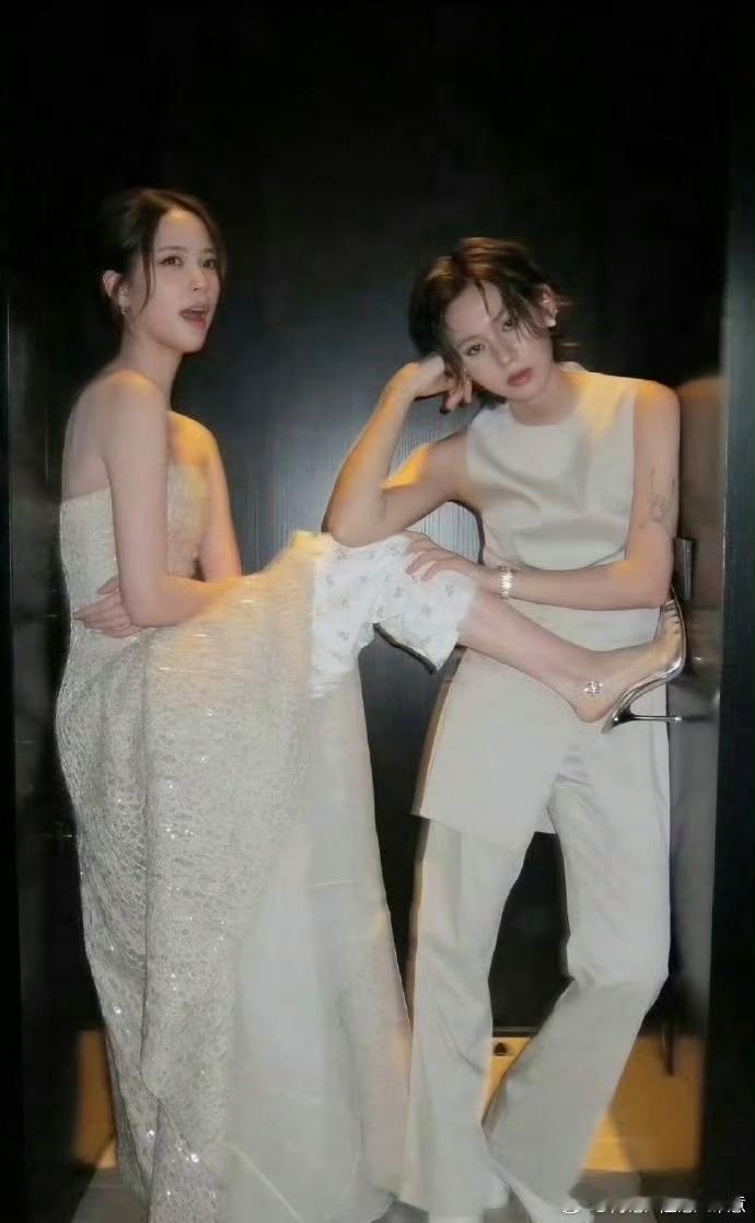 欧阳娜娜是懂得保护自己不走光的，裙子里面竟然穿了一条碎花睡裤，太好玩了～ 