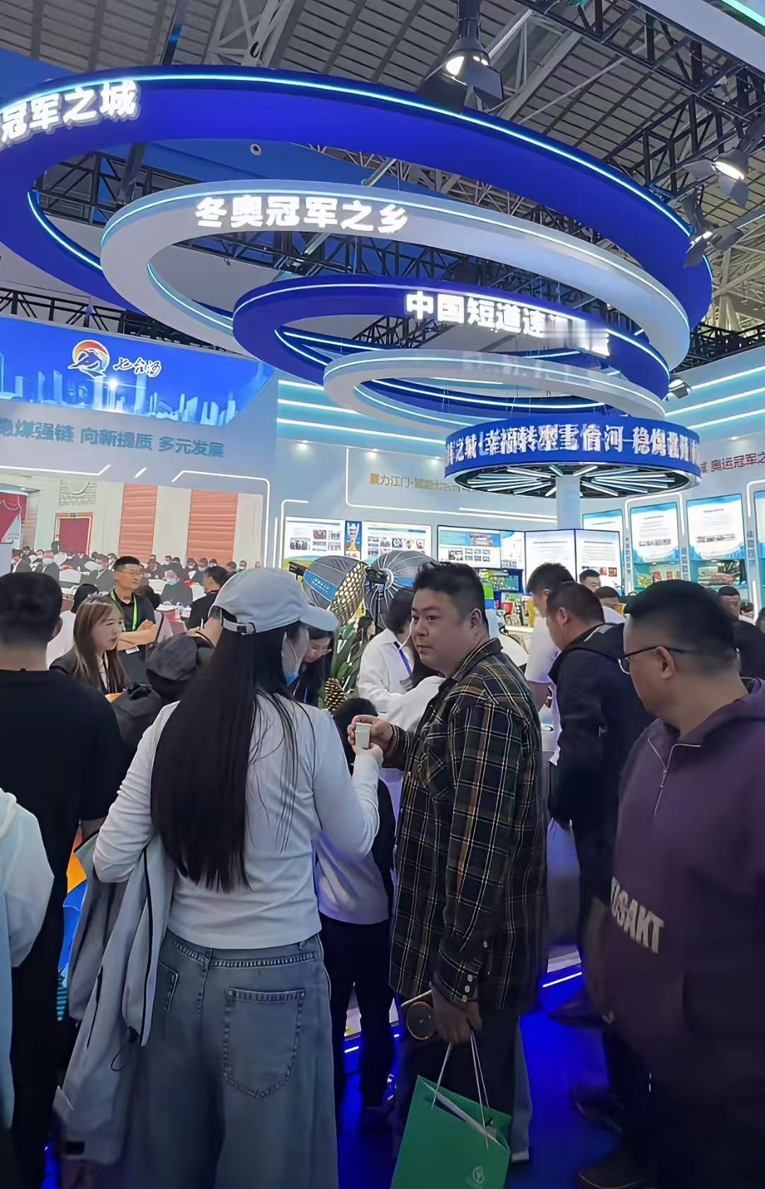 要说哈尔滨最有名气的展会，还得是哈洽会。早些年展会设在国展这边，后来红博会展中心