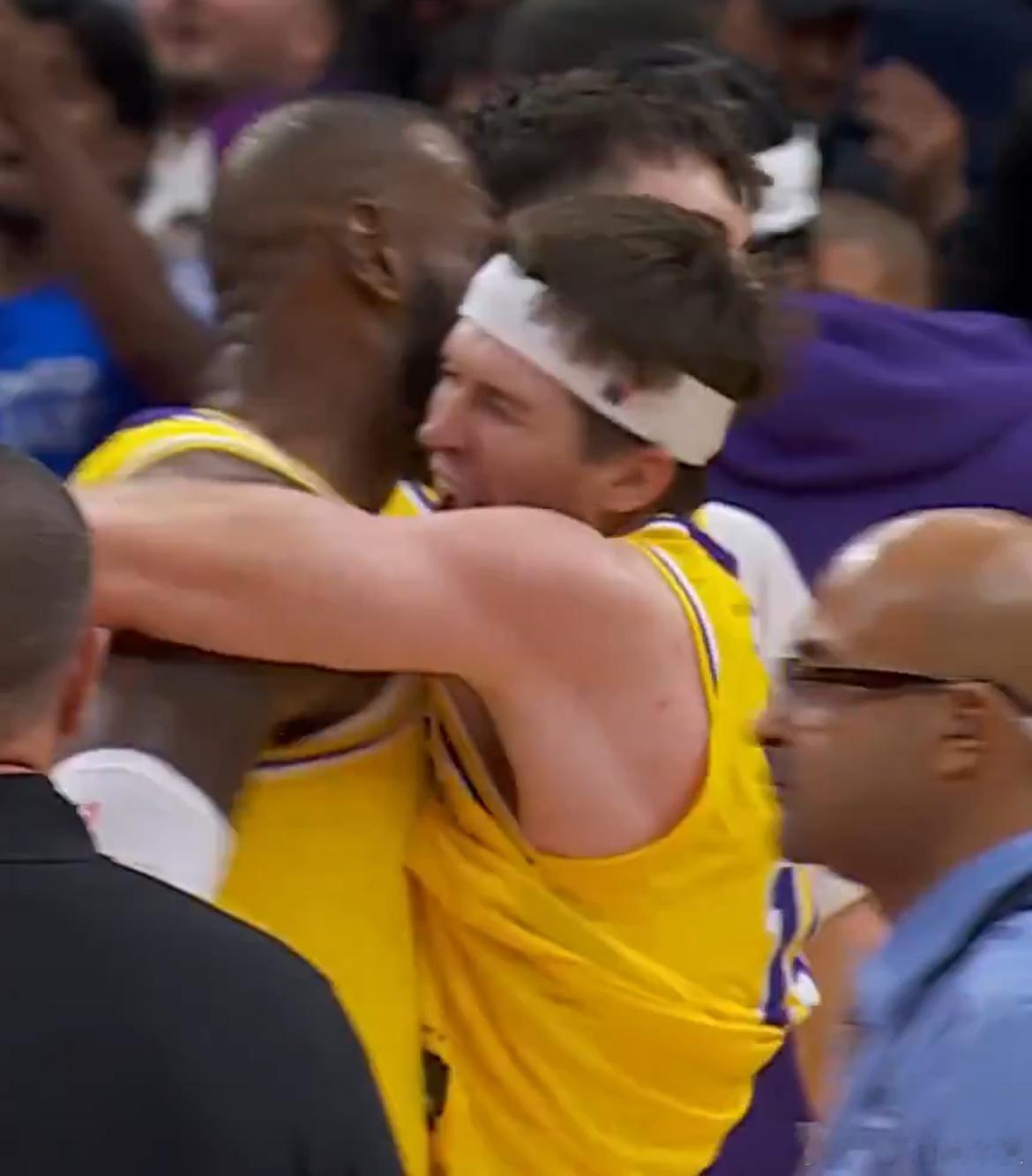 里夫斯表示如果球队拥有篮球史上最伟大的球员时，他愿意做出牺牲，当你拥有这样的人时