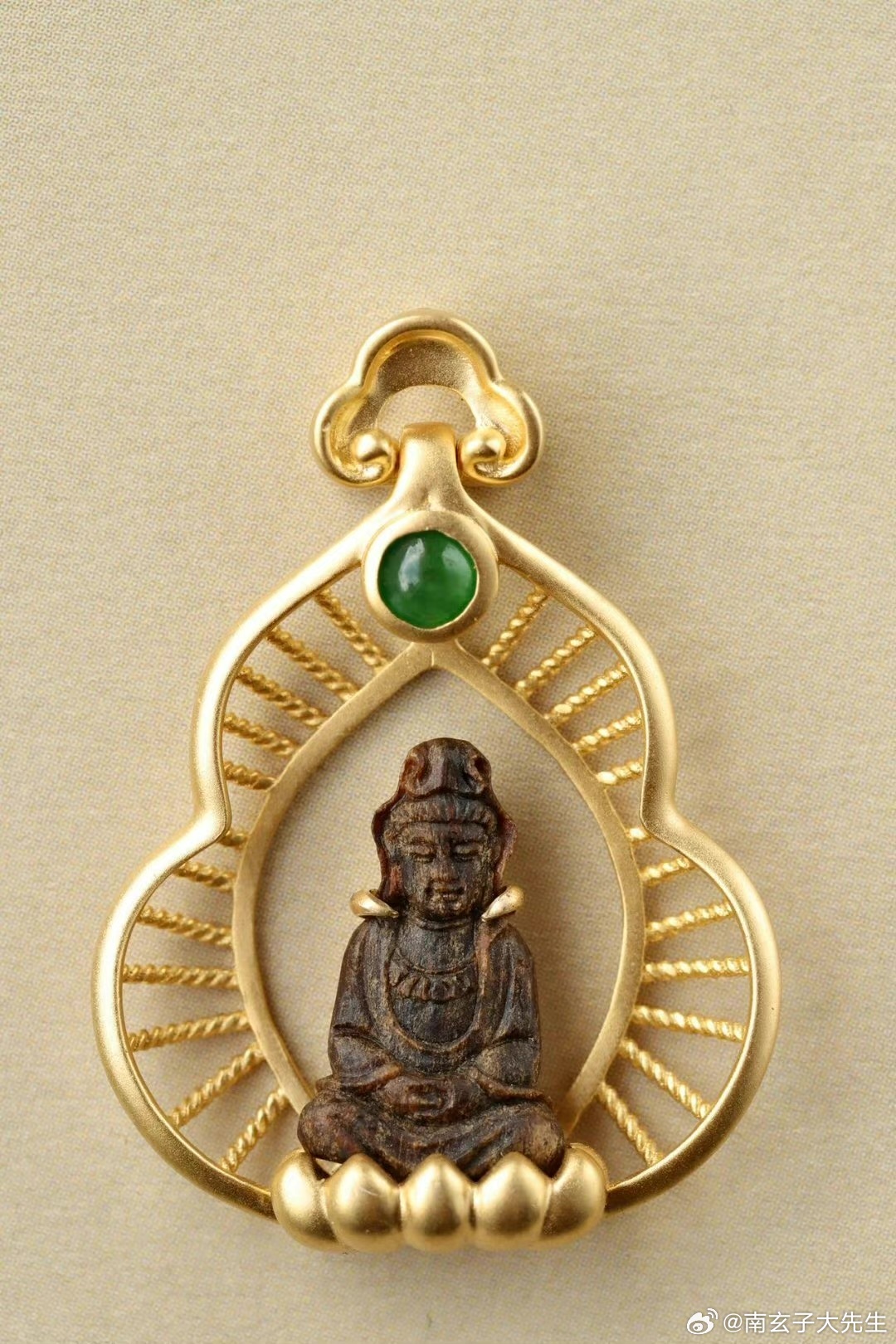 礼赞，贵星照命，福德加持，多得贵人提携，财运事业蒸蒸日上。 