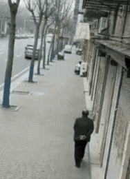 这孩子真是福大命大，为善良勇敢的大爷点赞！