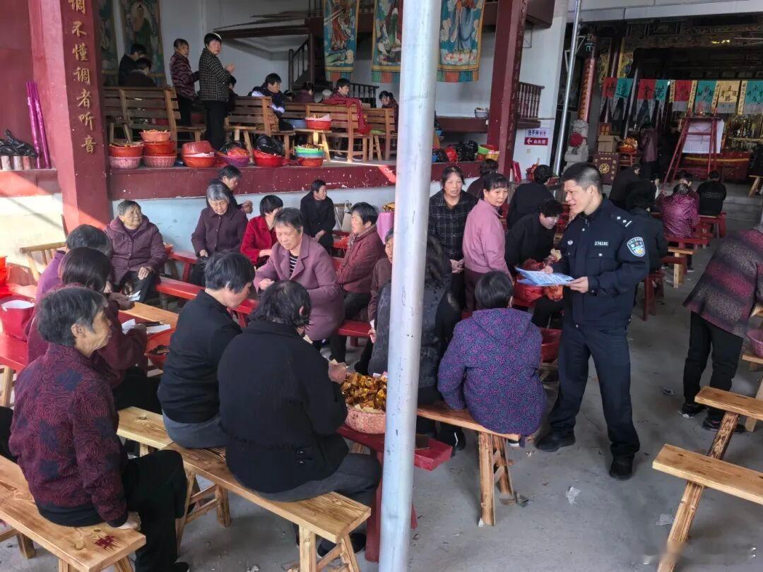 台州民警走村入企把防火墙筑到群众心坎上脚步踏遍村企，责任扛在肩头，台州民警筑牢安