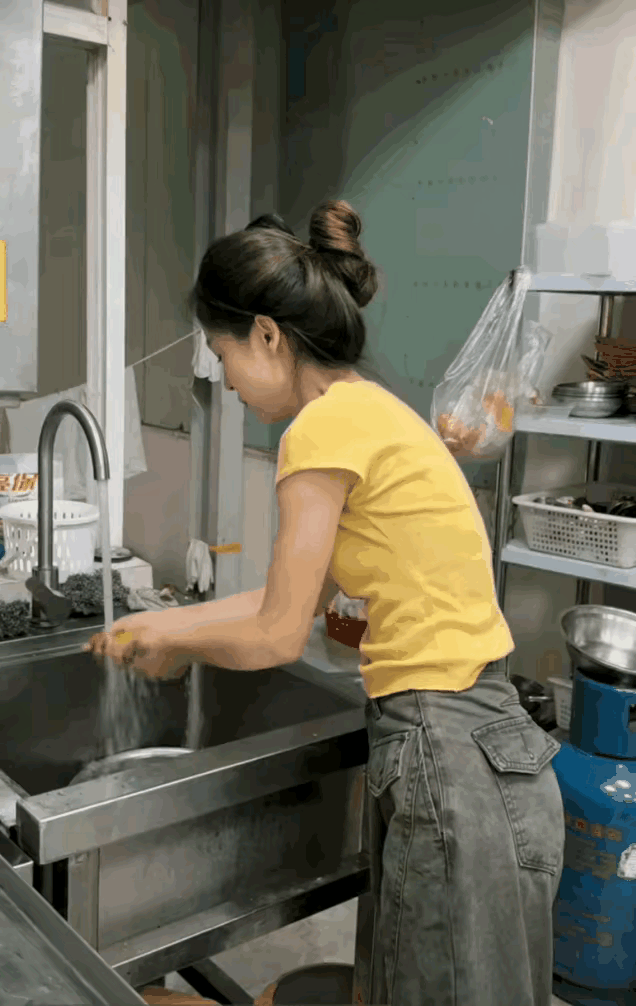 万万没想到，女生竟如此操作，男子愣住了。