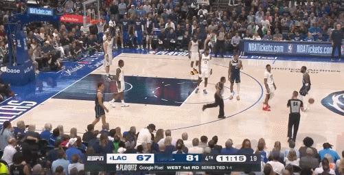 NBA为数不多的有路人缘的裁判——肯尼迪！
  在今天结束的快船和独行侠的比赛中