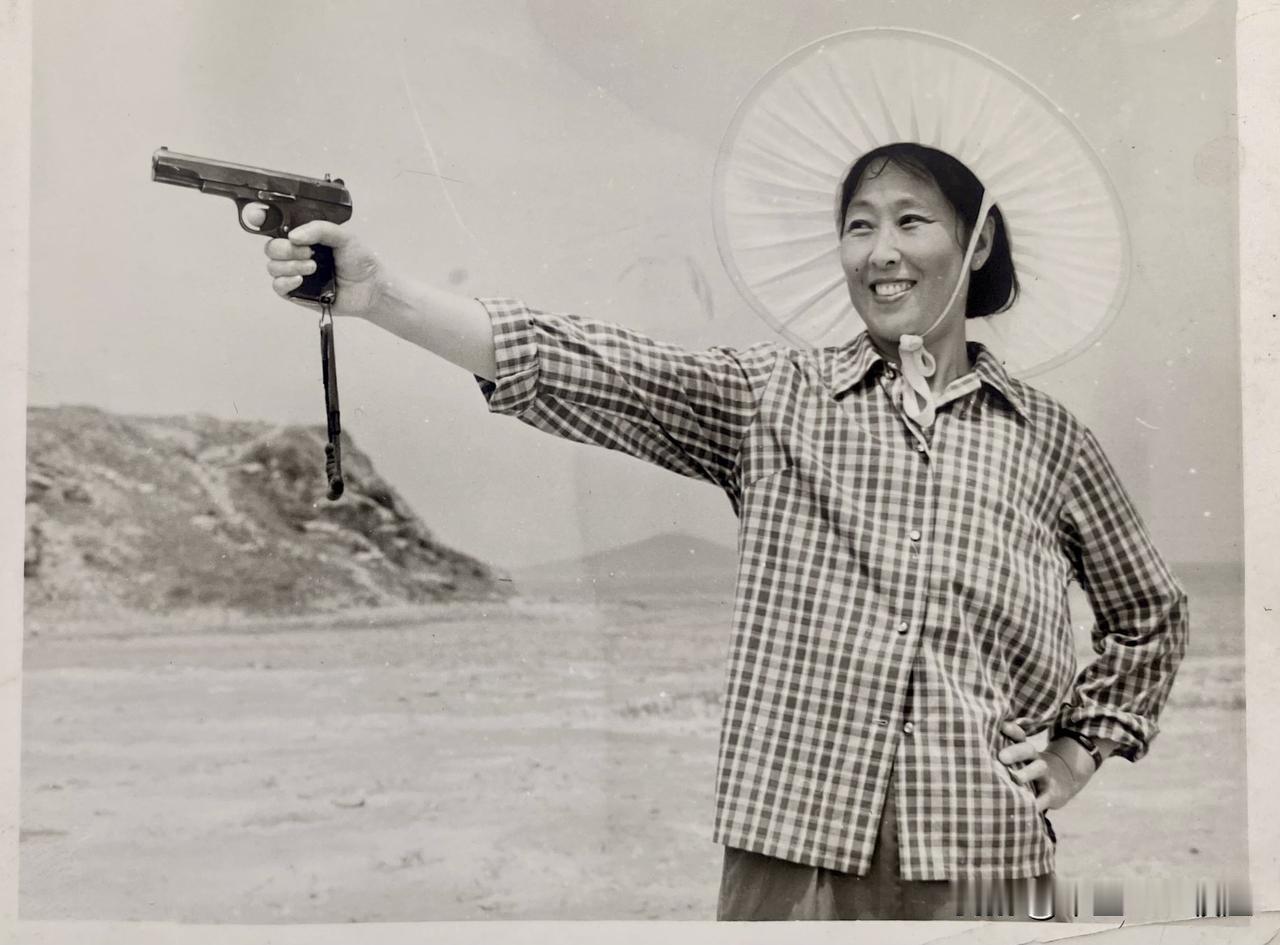 这是我的老丈母娘，真的不知道她在哪儿弄来一支军用手枪照相
    我老丈母娘很喜