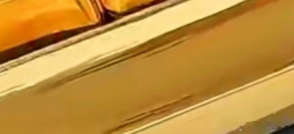 金价暴跌有大学生把生活费亏没了现在金价就是投资，投资就会有风险。 ​​​