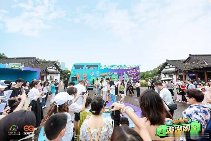 #听湖南摇叮阔游湖南# 长沙今日最in打卡地，非音乐巴士莫属！在张艺兴的歌曲《湖