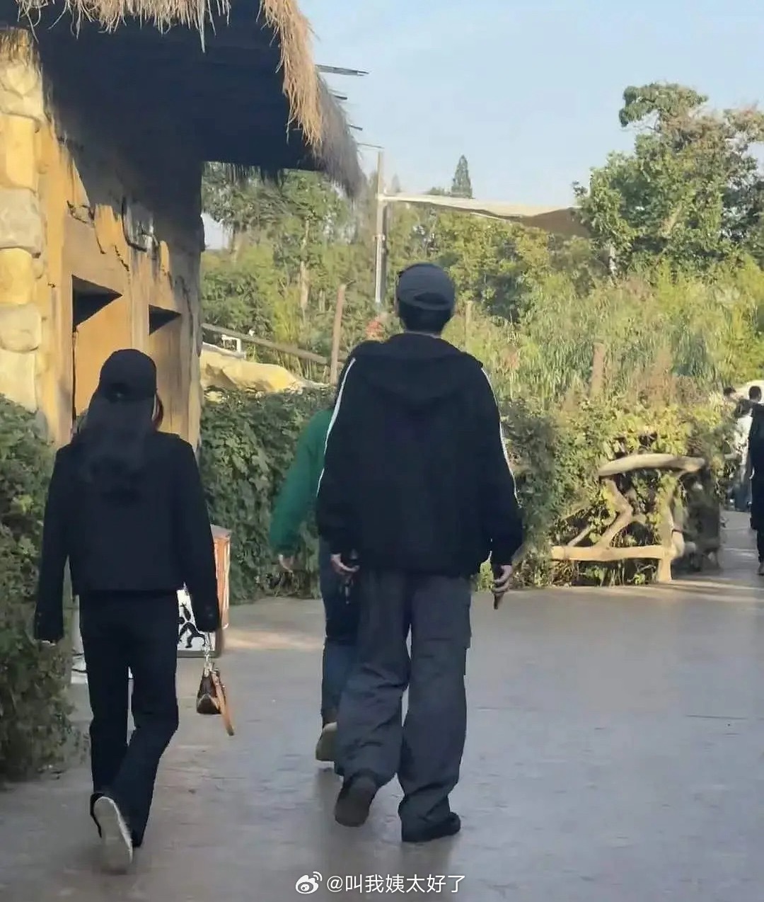 杨旭文和陈若琳被偶遇一起去看了演唱会被网友说俩人订婚了，杨旭文工作室辟谣说：假。