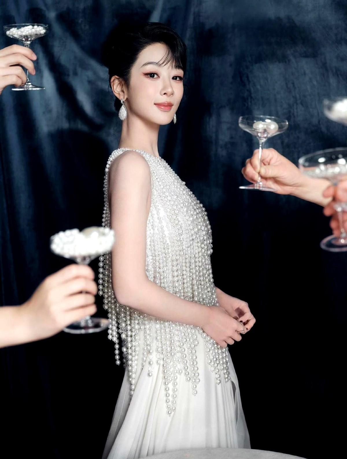 杨紫三十岁，一条生日动态炸了。
五小时百万赞，三天三亿阅读。
不是靠新剧，是靠人