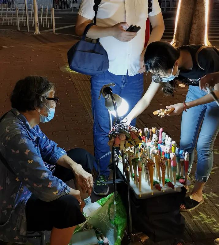 看到两名姑娘帮摆摊阿姨录音叫卖，心里瞬间暖乎乎的。这小小的善举，就像寒冷冬日里的