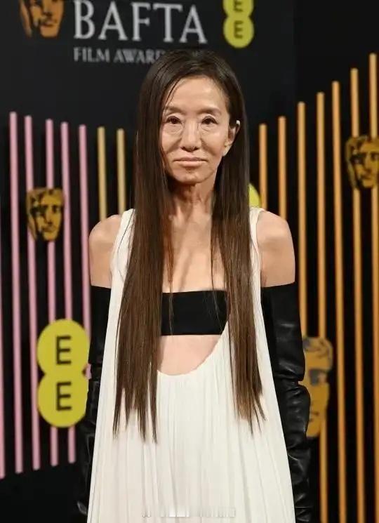 也有正常衰老的有钱人 大家更接受哪种，76 岁的婚纱女王王薇薇 ​​​
