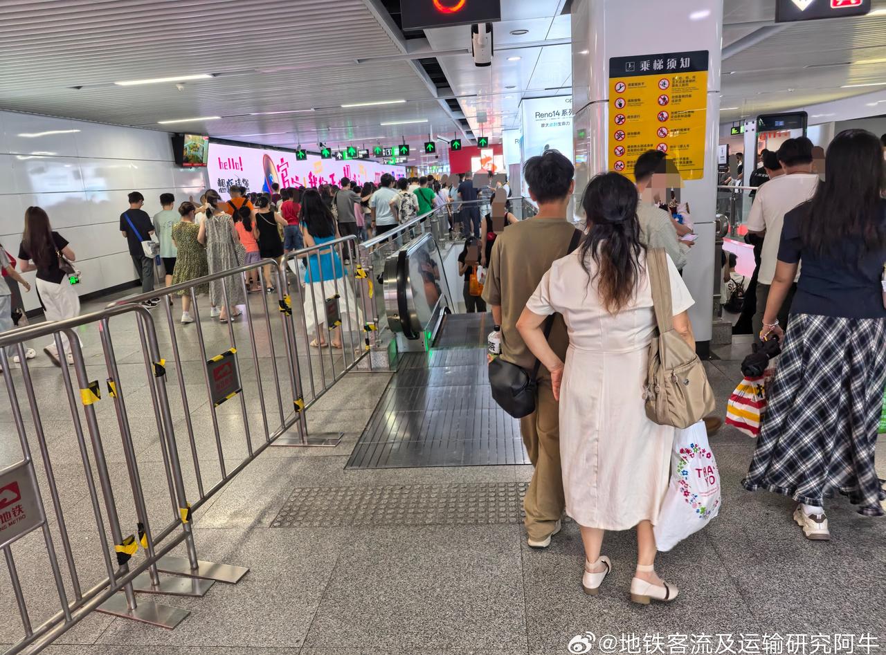 网友：2025年10月4日（国庆假期第四天）
17时50分许，南昌地铁1号线万寿