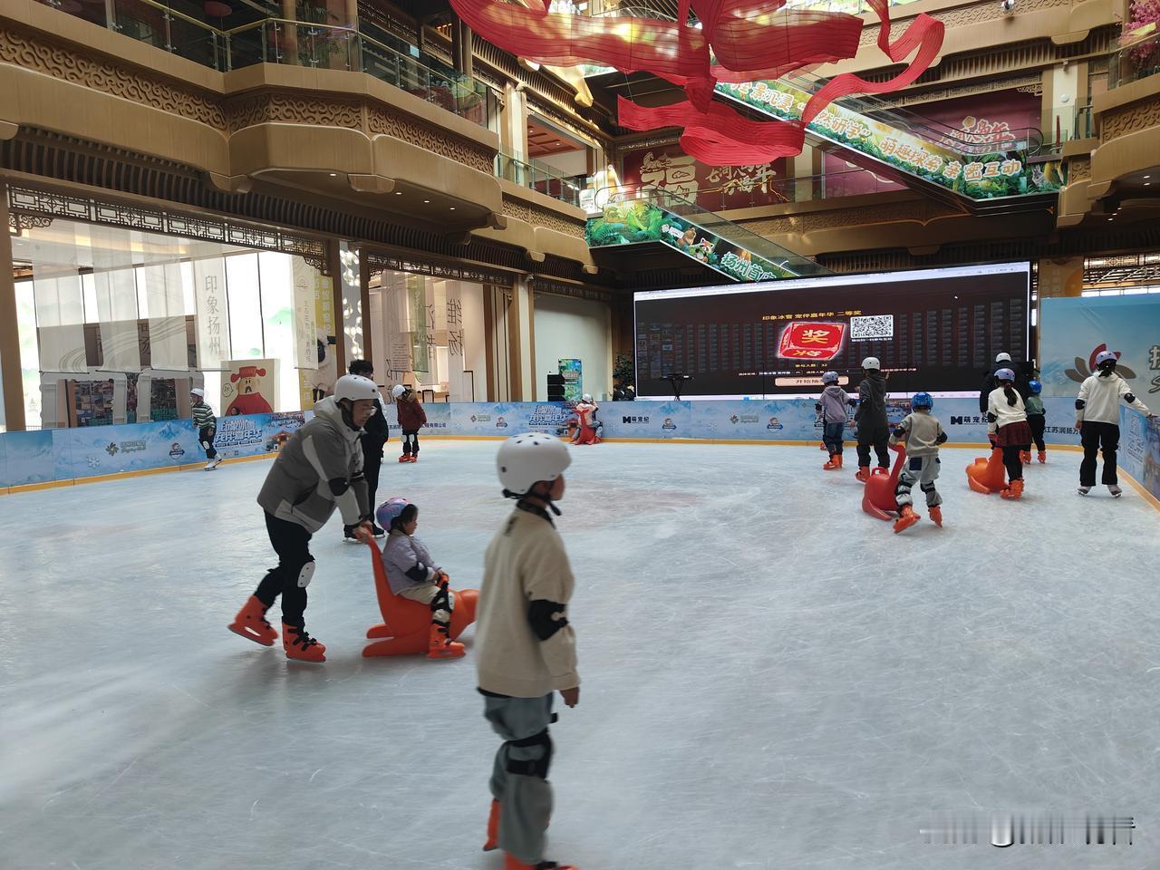 扬州高铁东站隔壁的印象馆里，就藏着超好玩的室内冰雪项目！不用跑远路，下高铁就能直