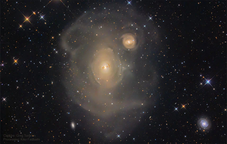 大约1亿年前，NGC 1316开始吞噬一个较小的螺旋星系邻居NGC 1317。这
