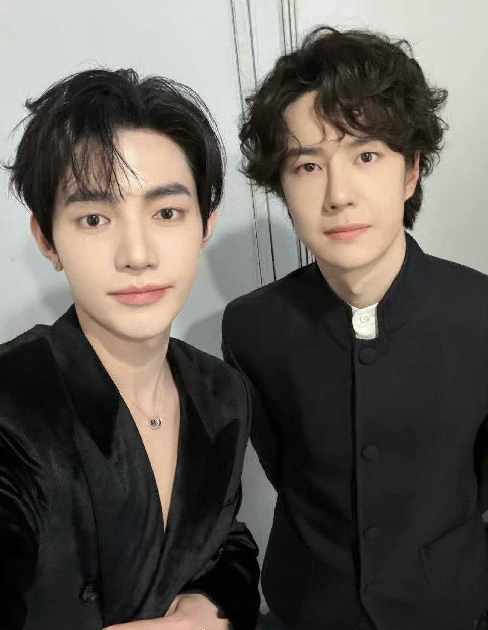 章昊王一博合影啦，两位帅哥各有各的帅😎 