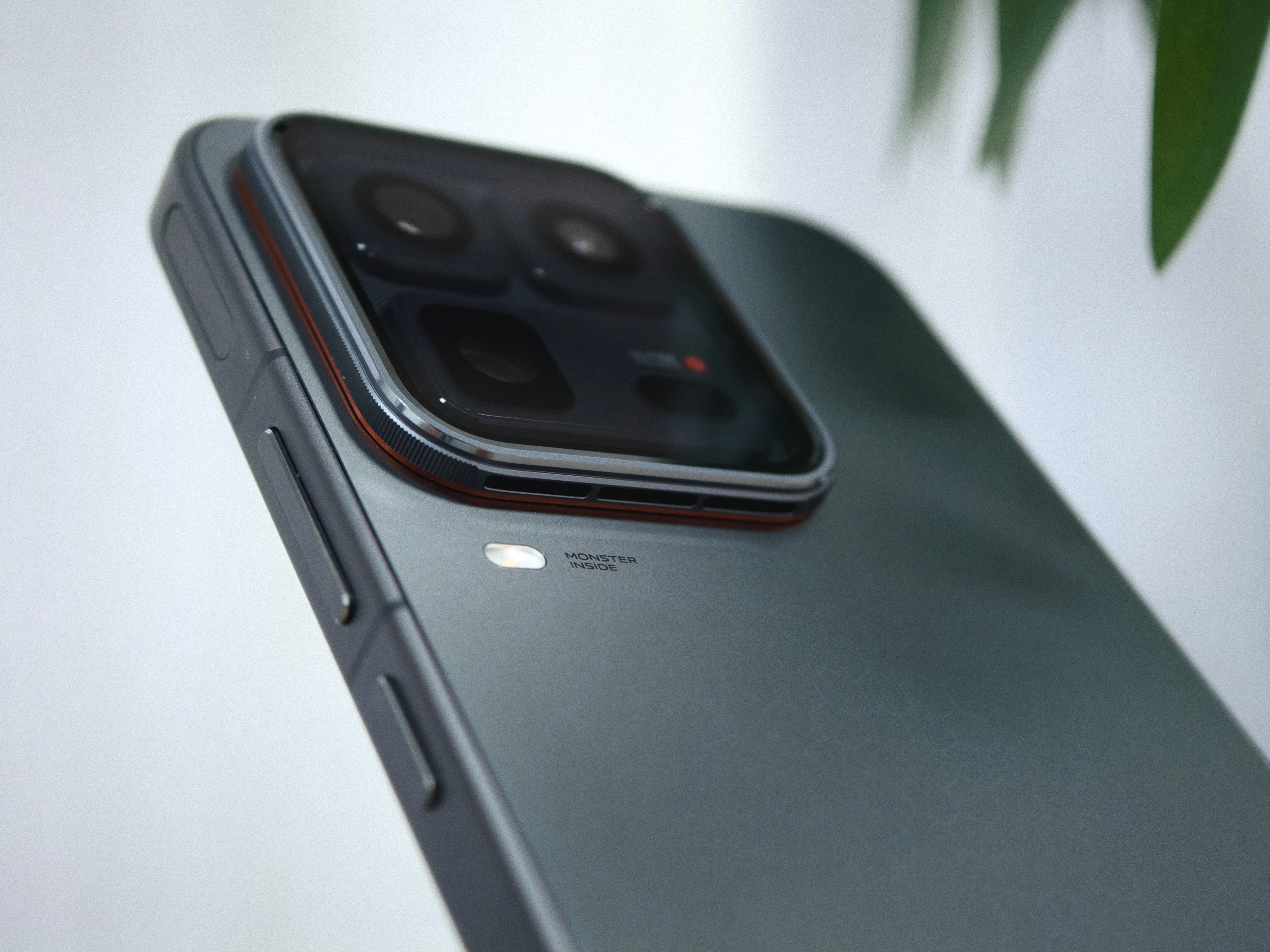 超前简单上手一下 iQOO 15 Ultra，黑色的名字叫“2077”相比 iQ