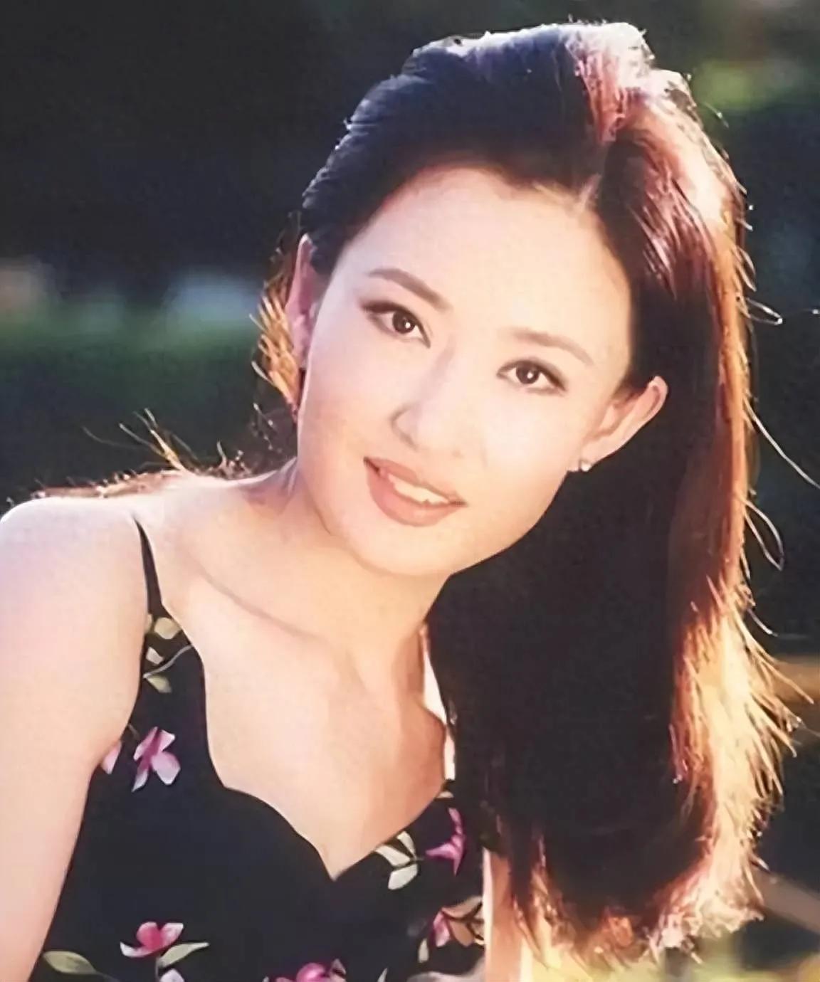 我老公到了晚上想打扑克了，他对我那个嬉皮笑脸，一副舔狗的模样真的是又气又好笑。