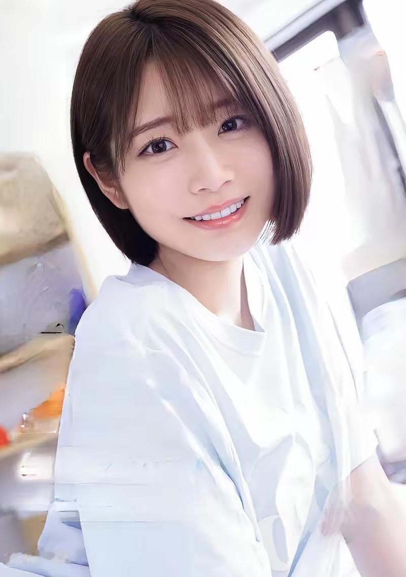 干净的短发衬着清甜的笑，一件白T恤就足够温柔整个夏日，眼里的光比窗边的太阳还要明