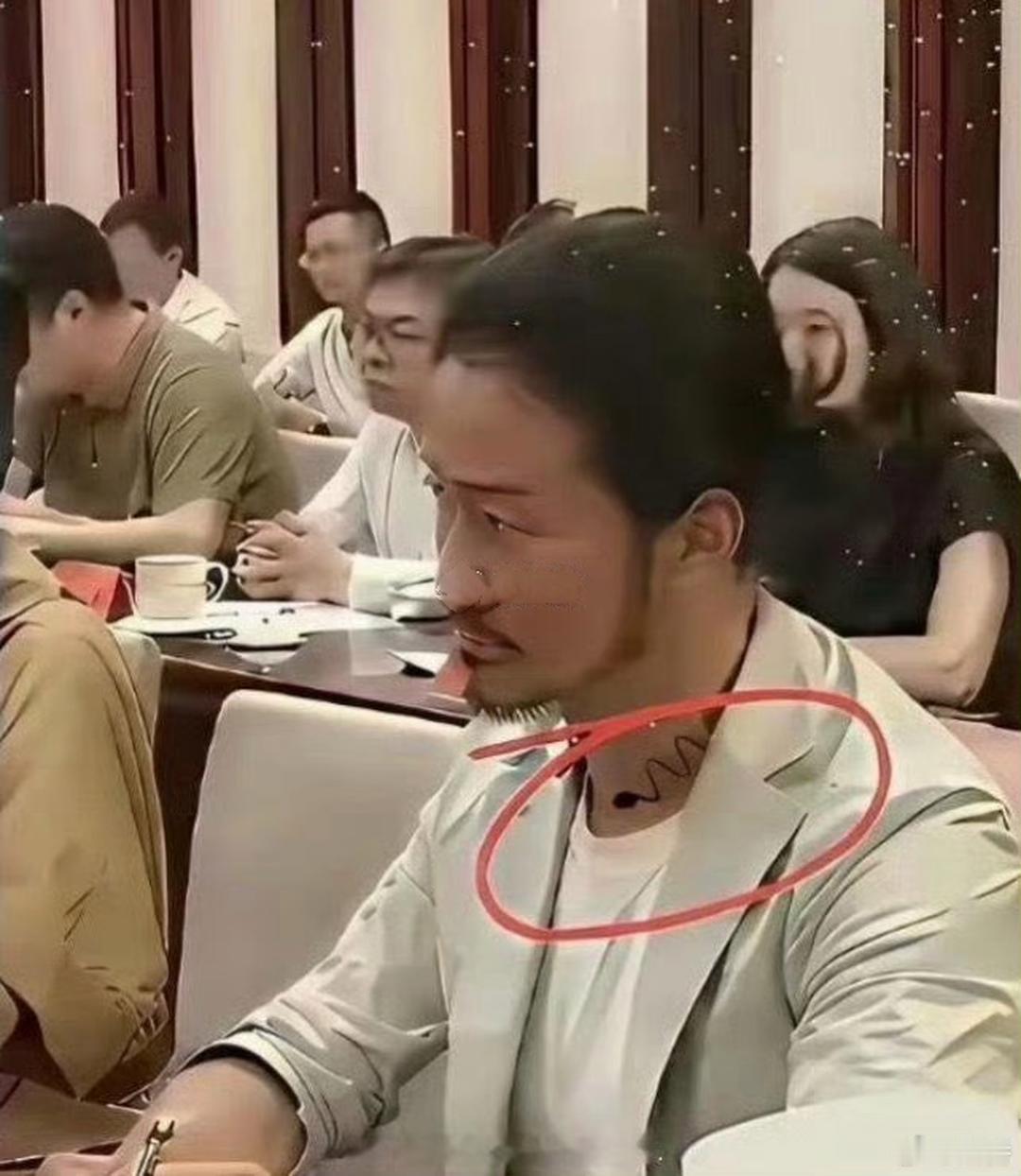这个是吴京?。这是受什么刺激了，从硬汉打扮成一副混子模样。留胡子、戴耳环，关健还