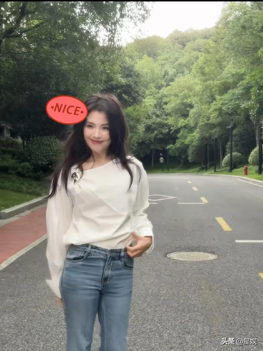 刘涛在公园的小路上微笑