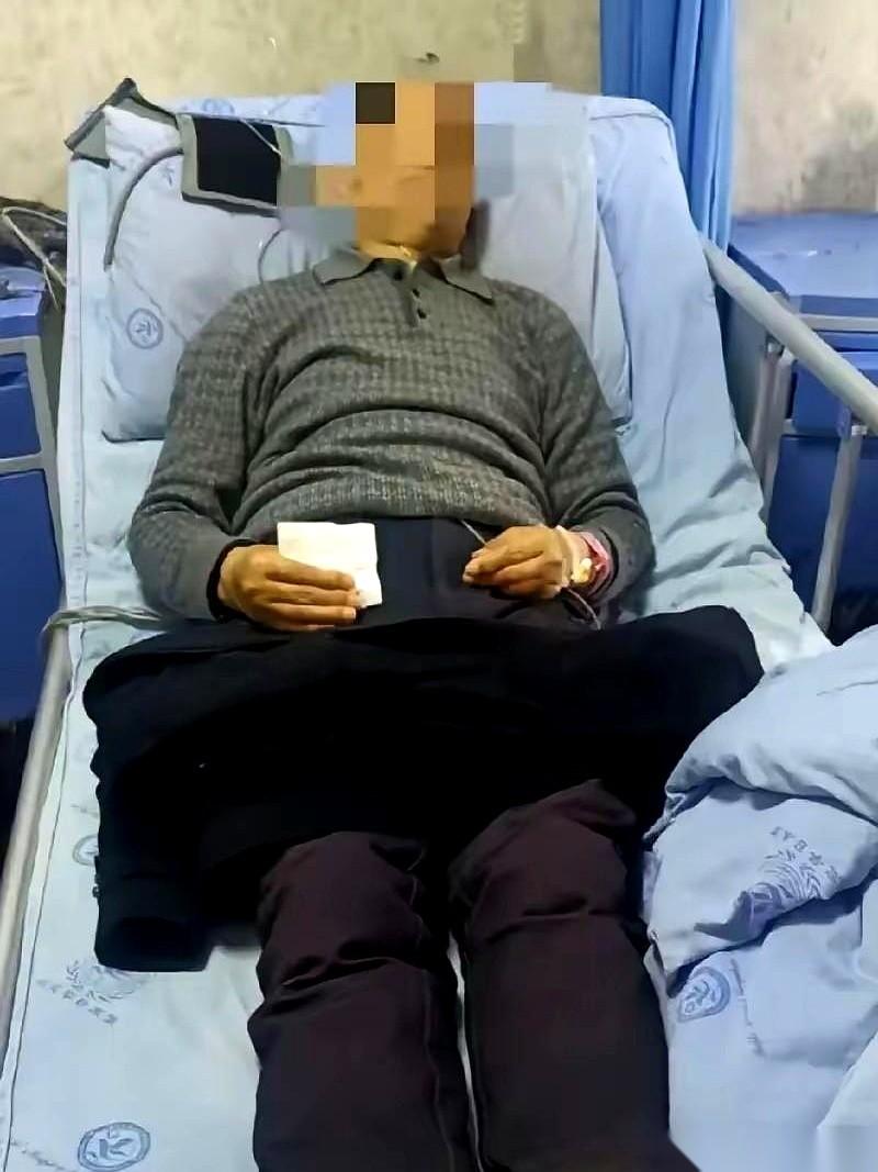 60岁大爷追35岁情人，没追上，自己摔死了。
他老婆孩子一扭头，就把那女的告上法