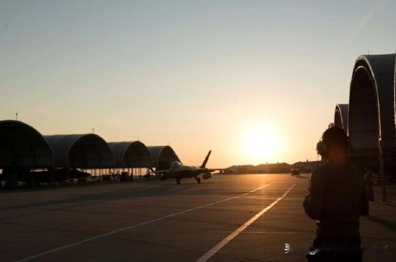 外交官告诉路透社，一些人员被建议离开美国在卡塔尔的军事基地。
1月14日(路透社