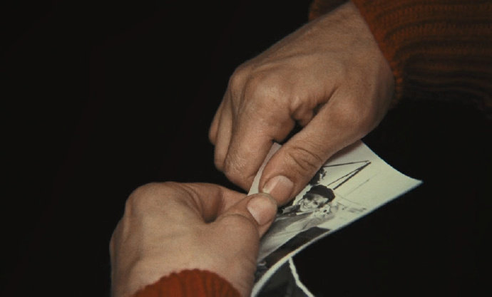 要在世俗的雨里，决定成为自己。丨廖伟棠《我偏爱读诗的荒谬》 ​​​