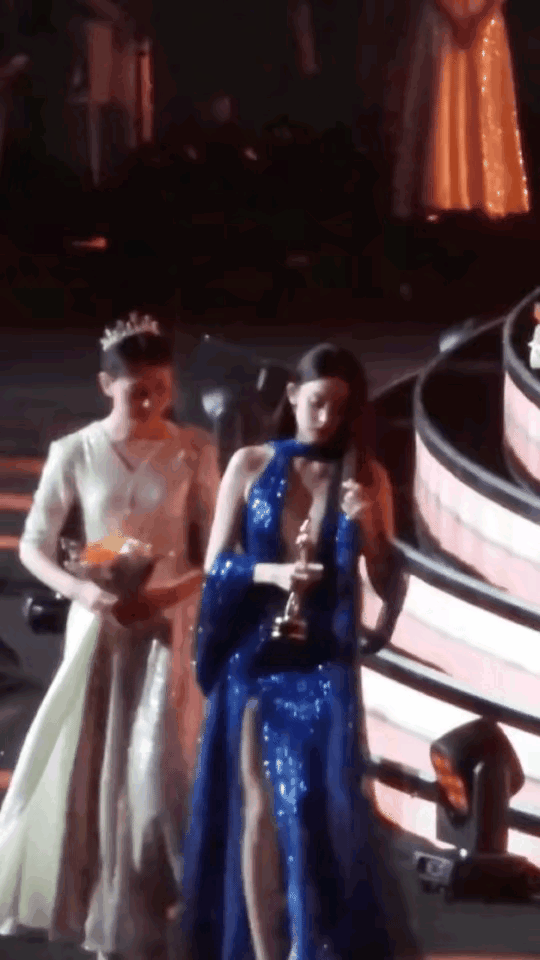 娜扎这身材和颜值在如今的演艺界，应该是属于天花板级别了，就算是曾经的范冰冰，也望