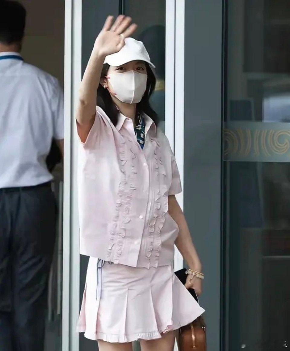 赵今麦审美还能再差点吗。。。 ​​​