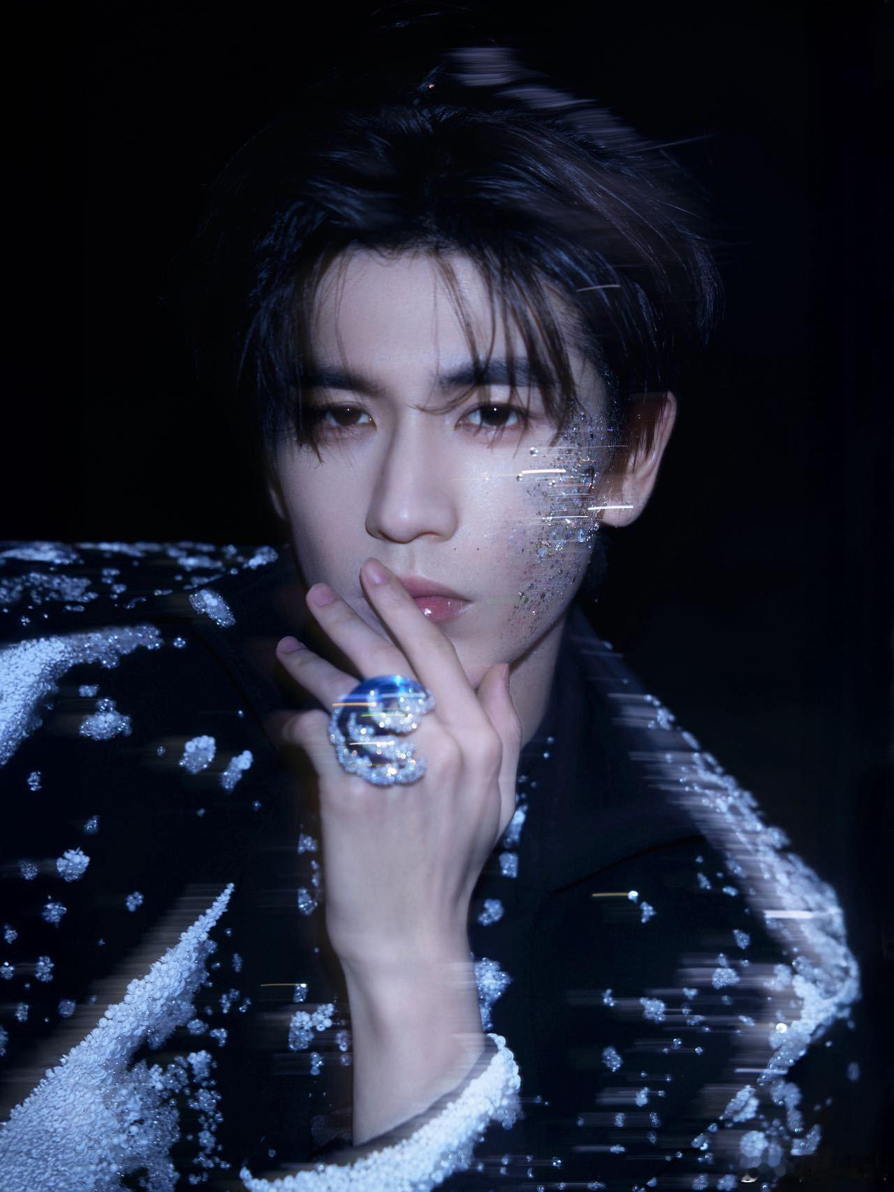 张凌赫对镜头挑眉这一下 谁被张凌赫对镜头挑眉戳中了！眼神带点漫不经心，挑眉时又透